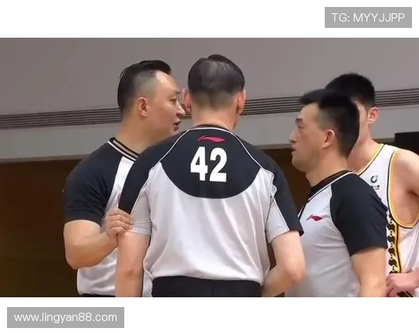 篮球脚踢球违例规则解析判罚标准与适用场景